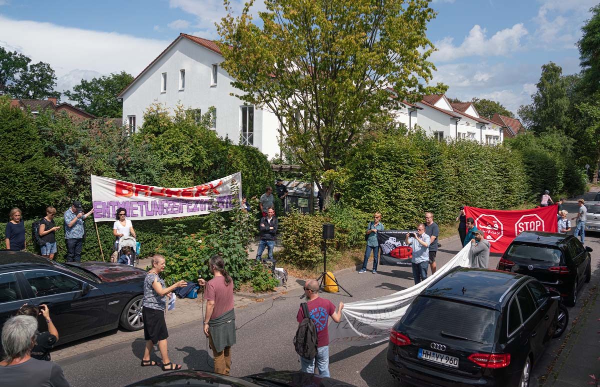 08.08.2019 Delegation aus Berlin während einer Kundgebung gegen die Immobilienfirma Bauwerk in Hamburg: 