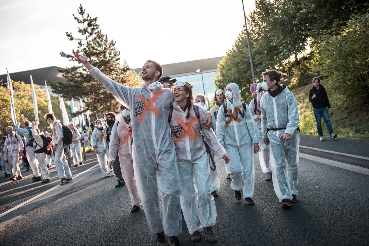 Sand im Getriebe Blockade Aktion von der IAA in Frankfurt: Array