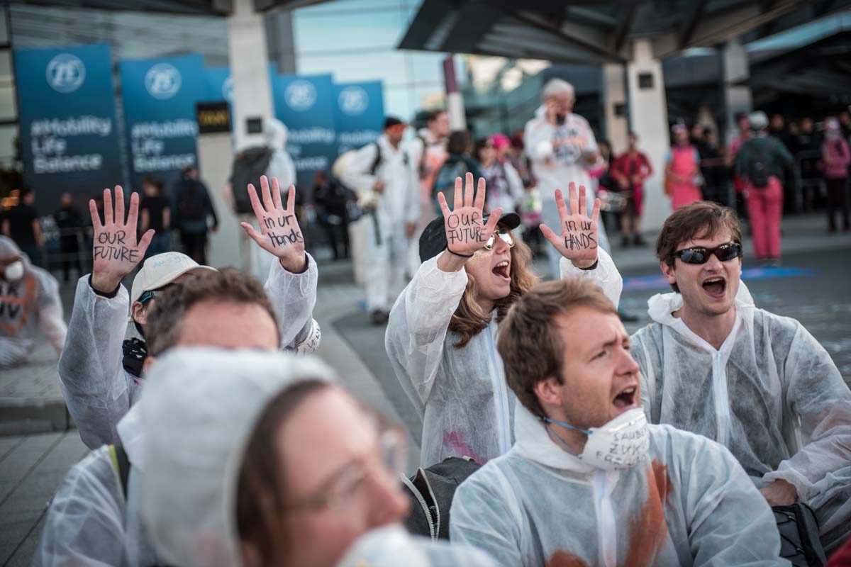Sand im Getriebe Blockade Aktion von der IAA in Frankfurt: Array