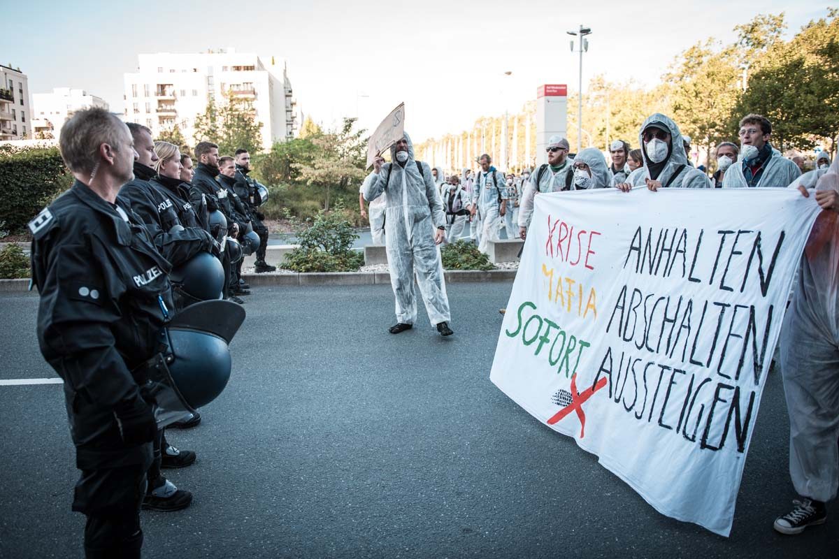 Sand im Getriebe Blockade Aktion von der IAA in Frankfurt: Array