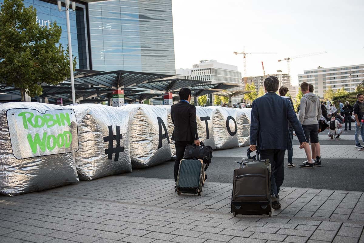 Sand im Getriebe Blockade Aktion von der IAA in Frankfurt: Array