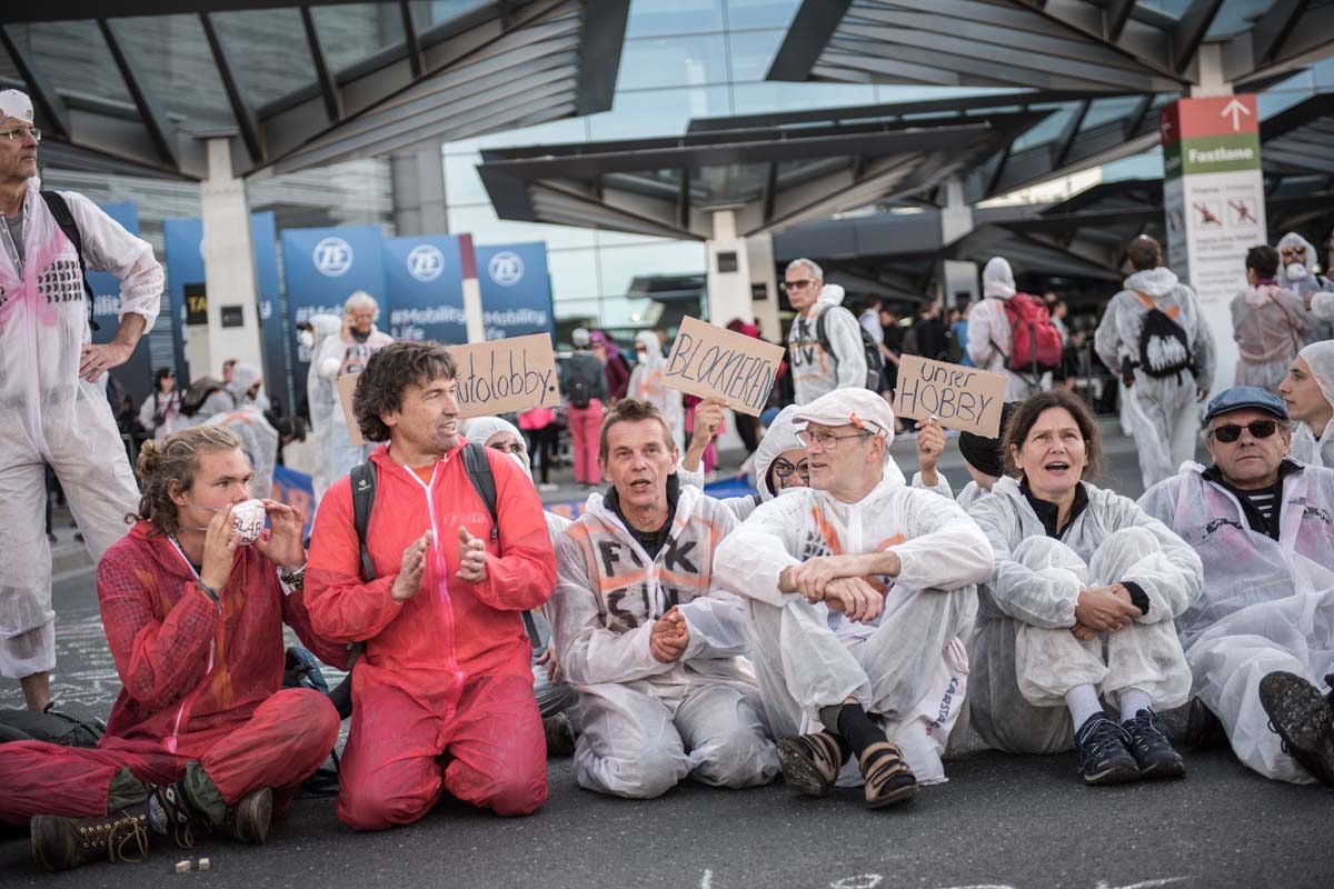 Sand im Getriebe Blockade Aktion von der IAA in Frankfurt: Array