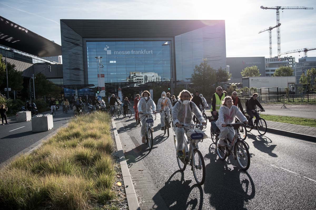 Sand im Getriebe Blockade Aktion von der IAA in Frankfurt: Array