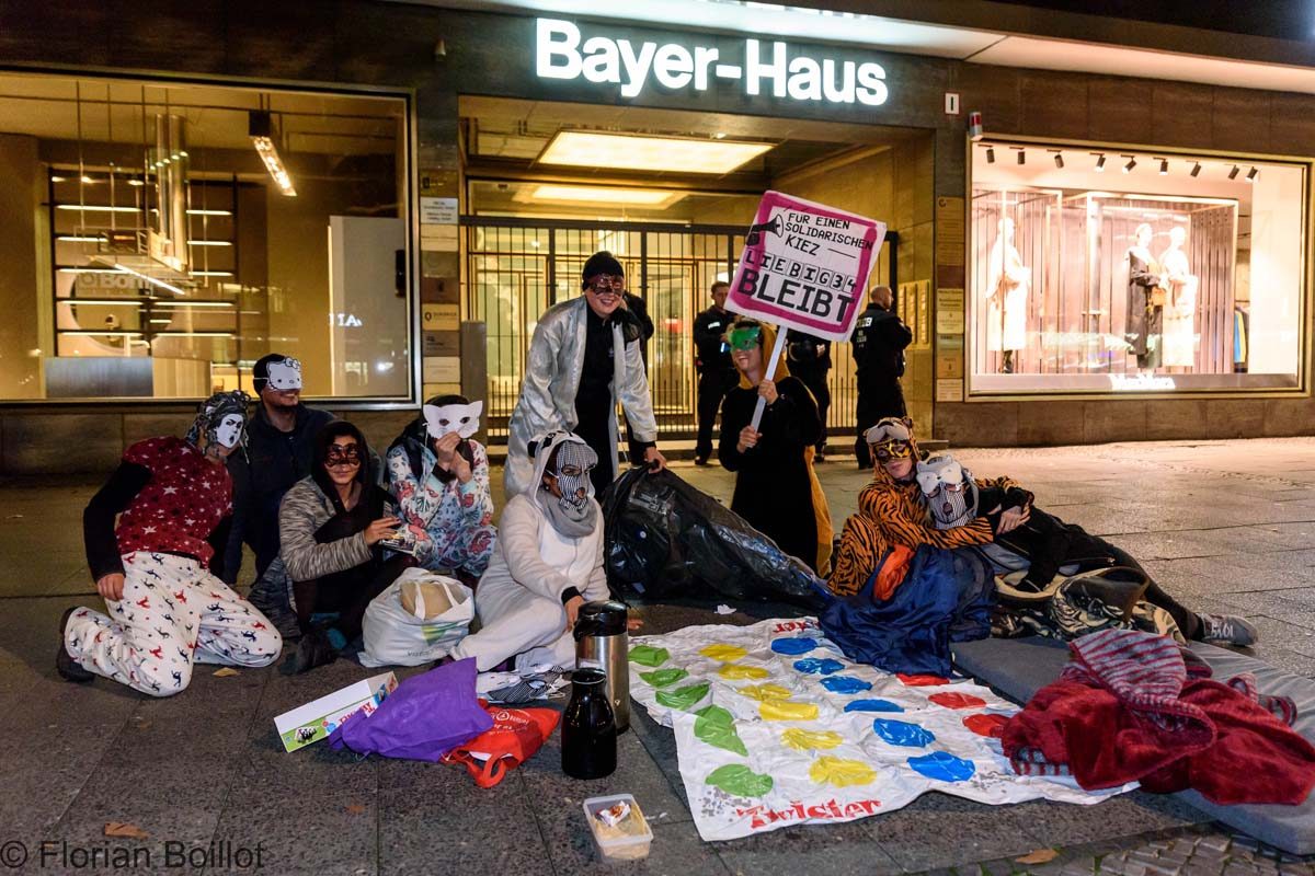 Tu Mal Wat: Pyjama-Party der Liebig34 vor Padovicz-Büro: Array
