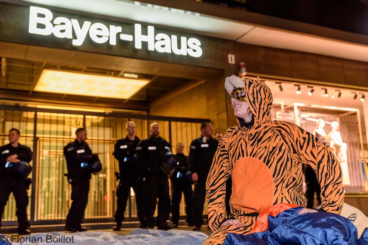 Tu Mal Wat: Pyjama-Party der Liebig34 vor Padovicz-Büro: Array