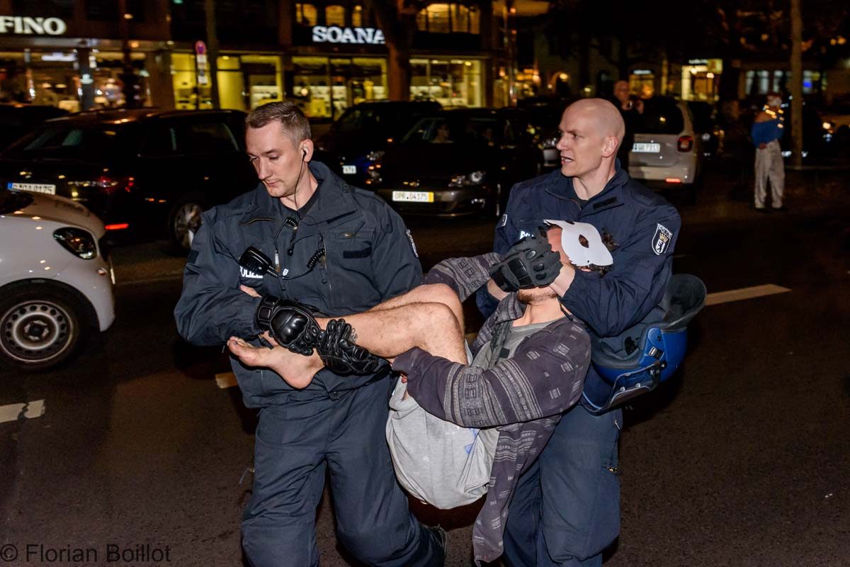 Tu Mal Wat: Pyjama-Party der Liebig34 vor Padovicz-Büro: Array