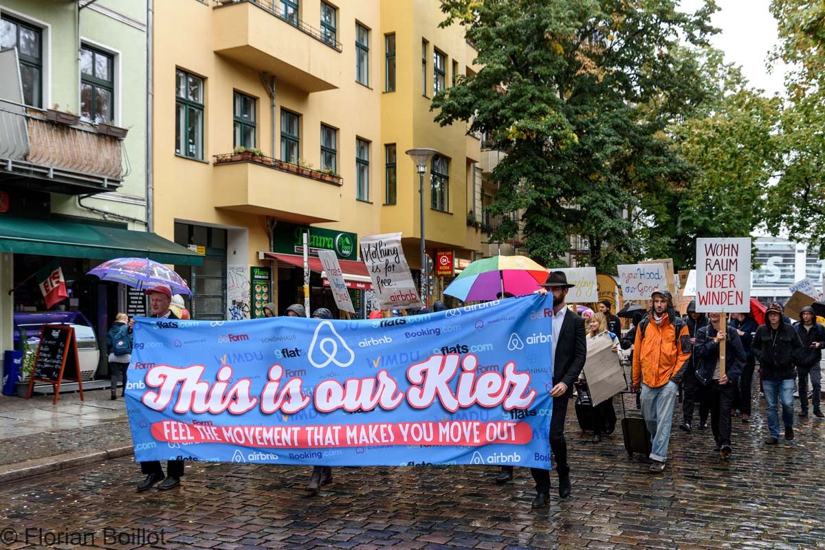 Tu Mal Wat: Satirisch „Rollkoffer & Selfie-Stick“ Demonstration: Array