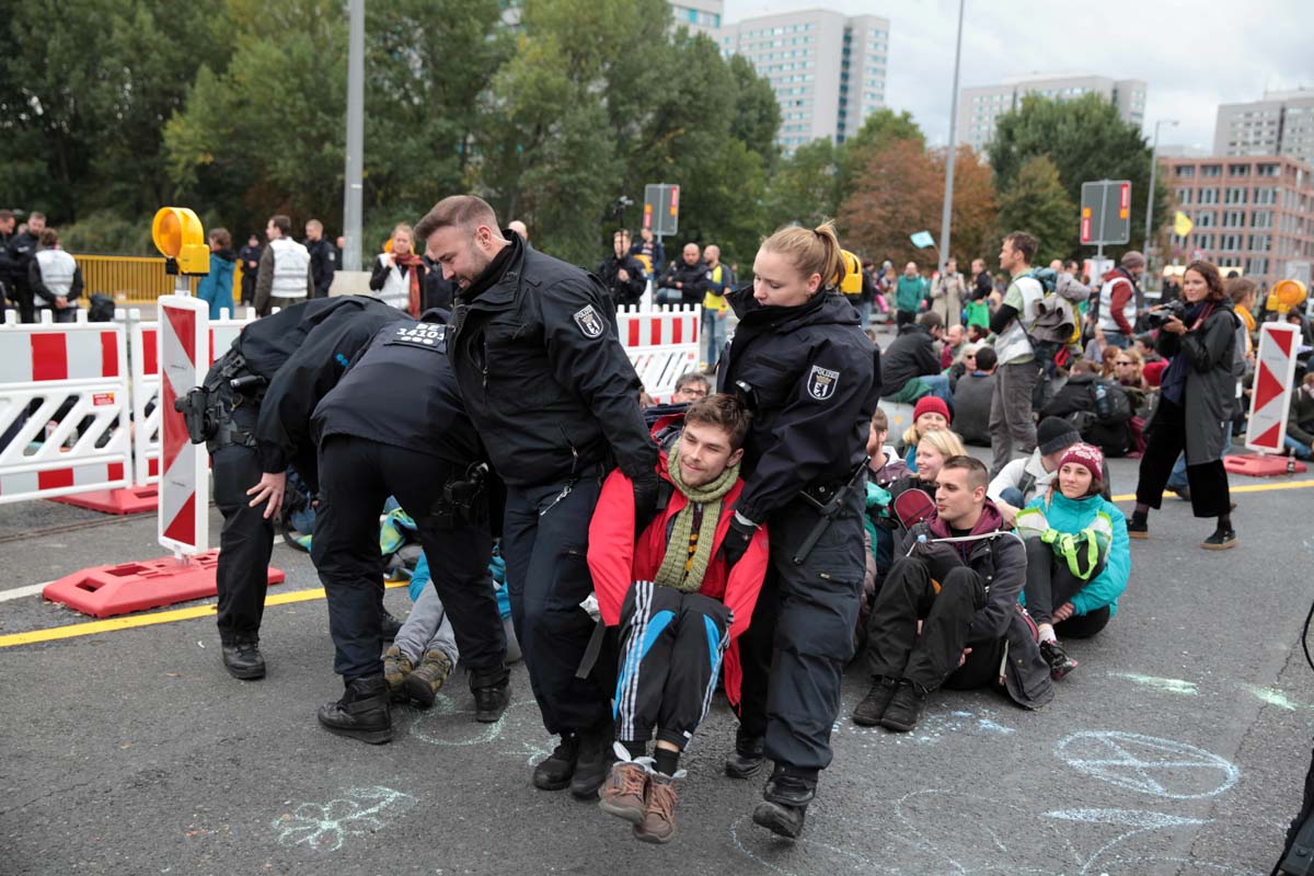 Extinction Rebellion - Aufstand gegen das Aussterben - Räumung Mühlendammbrücke: Array