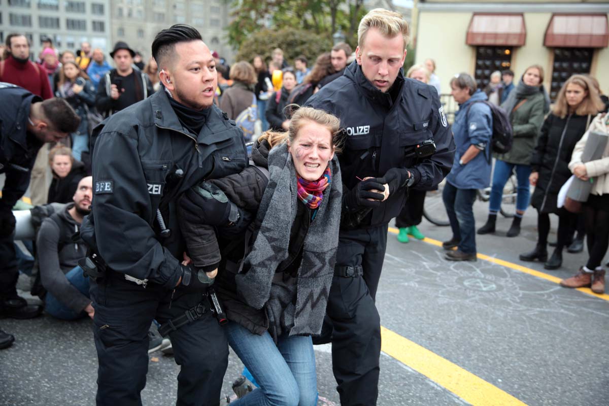 Extinction Rebellion - Aufstand gegen das Aussterben - Räumung Mühlendammbrücke: Array