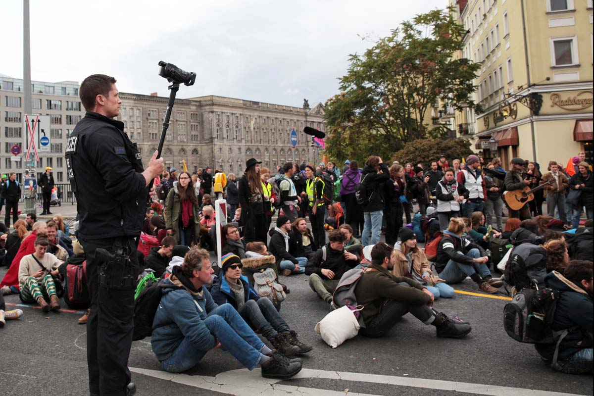 Extinction Rebellion - Aufstand gegen das Aussterben - Räumung Mühlendammbrücke: Array