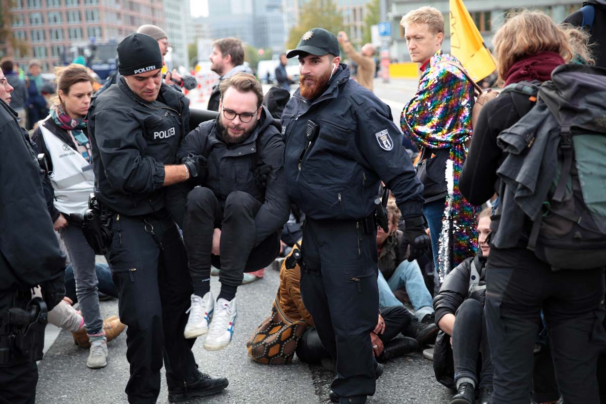 Extinction Rebellion - Aufstand gegen das Aussterben - Räumung Mühlendammbrücke: Array