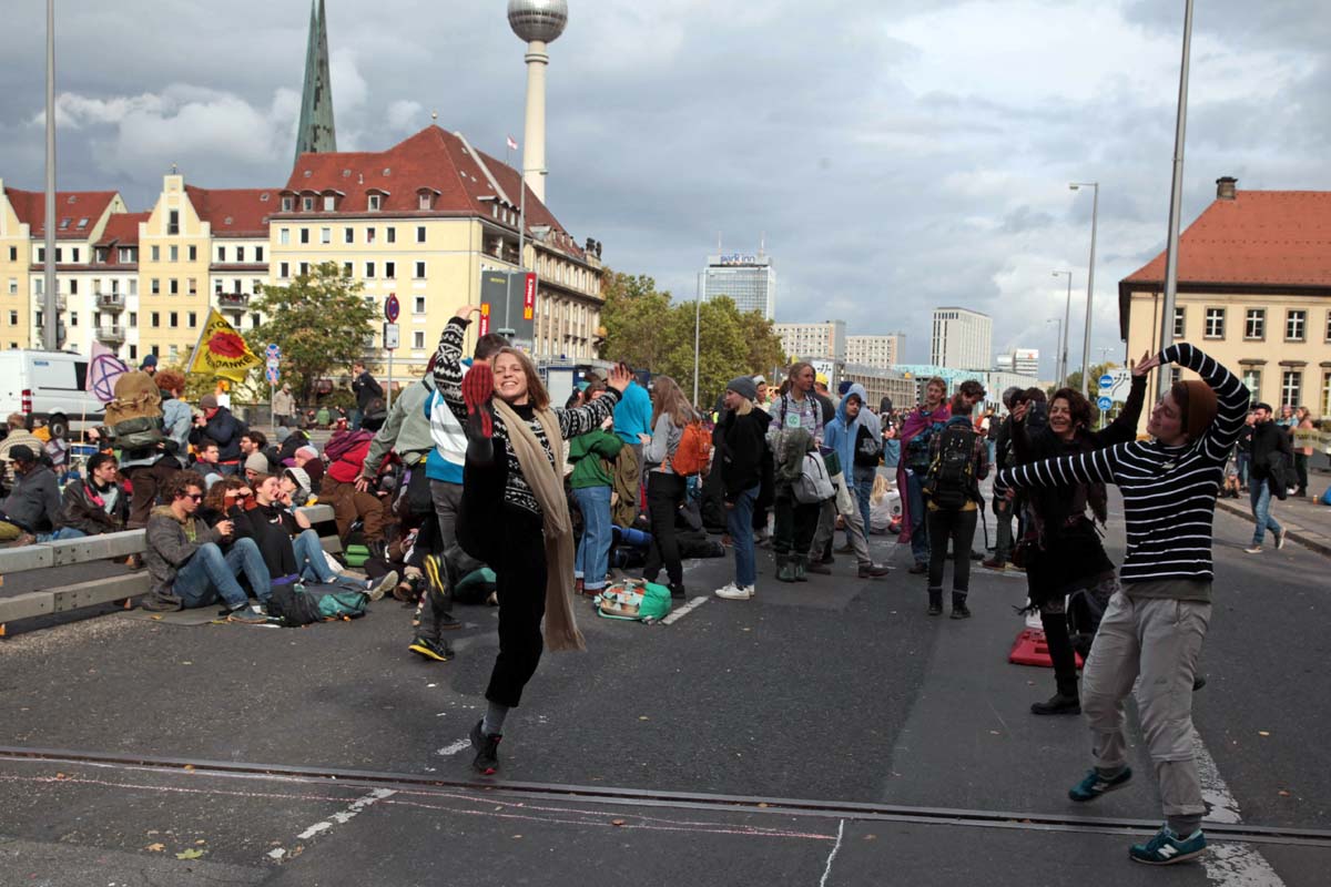 Extinction Rebellion - Aufstand gegen das Aussterben - Räumung Mühlendammbrücke: Array