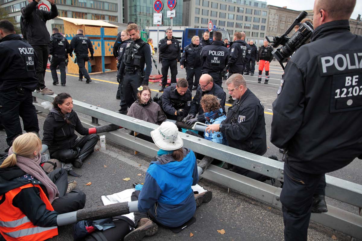 Extinction Rebellion - Aufstand gegen das Aussterben - Räumung Mühlendammbrücke: Array