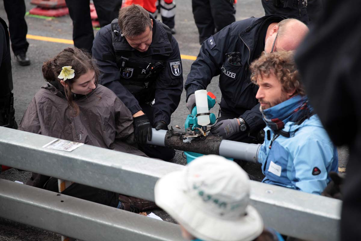 Extinction Rebellion - Aufstand gegen das Aussterben - Räumung Mühlendammbrücke: Array
