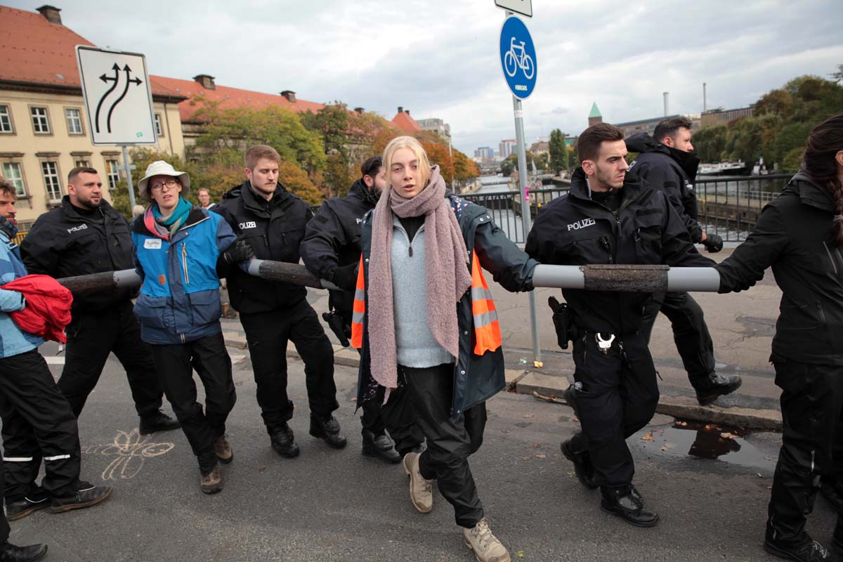 Extinction Rebellion - Aufstand gegen das Aussterben - Räumung Mühlendammbrücke: Array