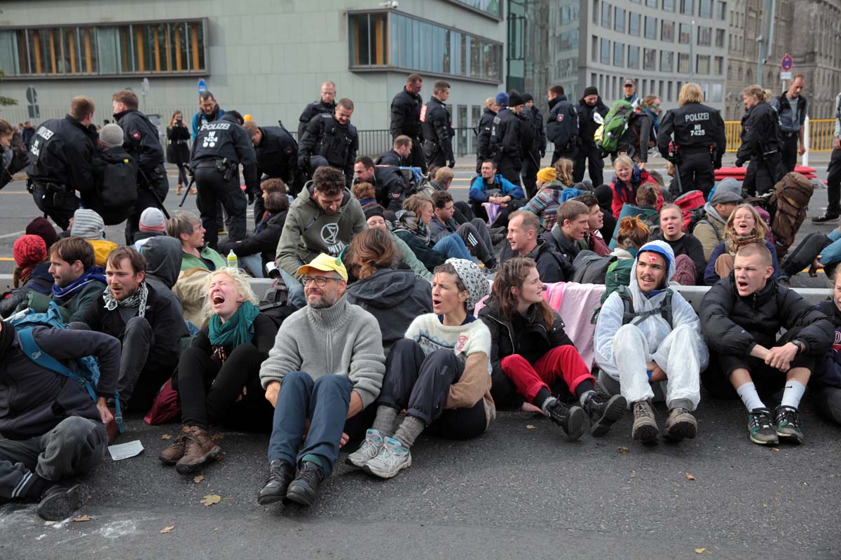 Extinction Rebellion - Aufstand gegen das Aussterben - Räumung Mühlendammbrücke: Array