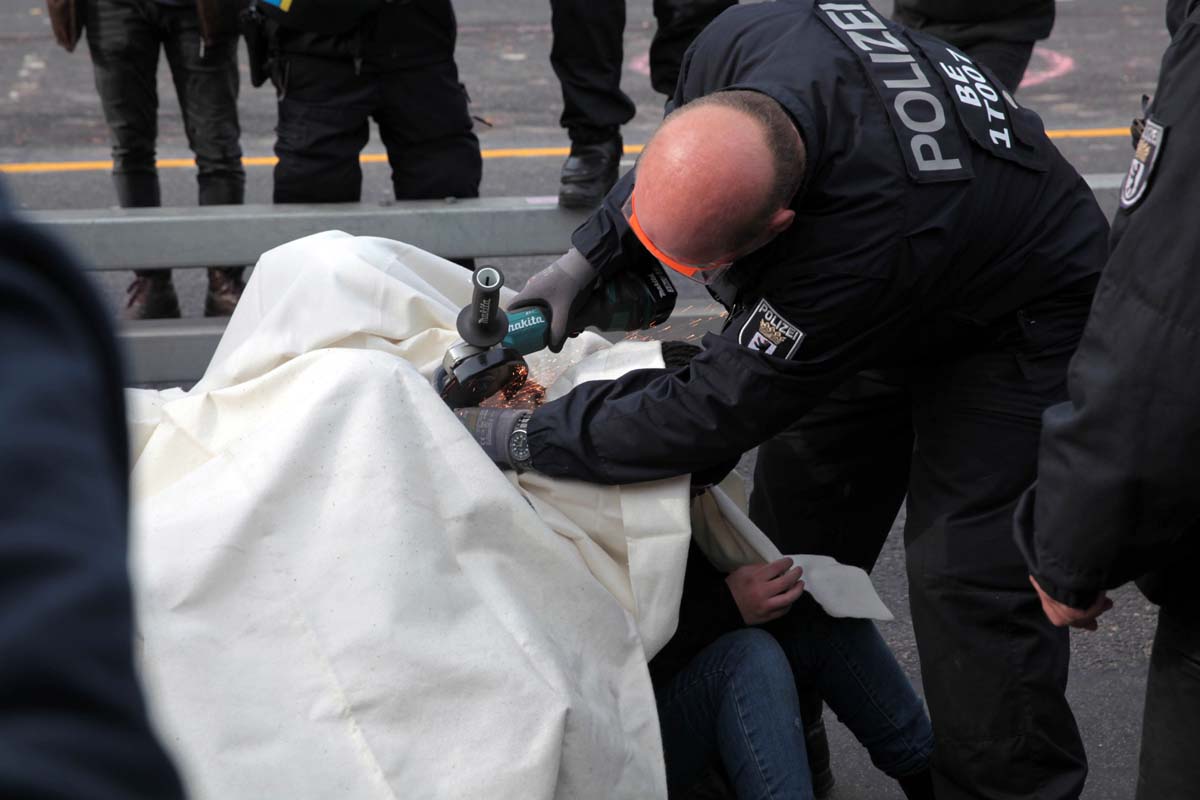 Extinction Rebellion - Aufstand gegen das Aussterben - Räumung Mühlendammbrücke: Array