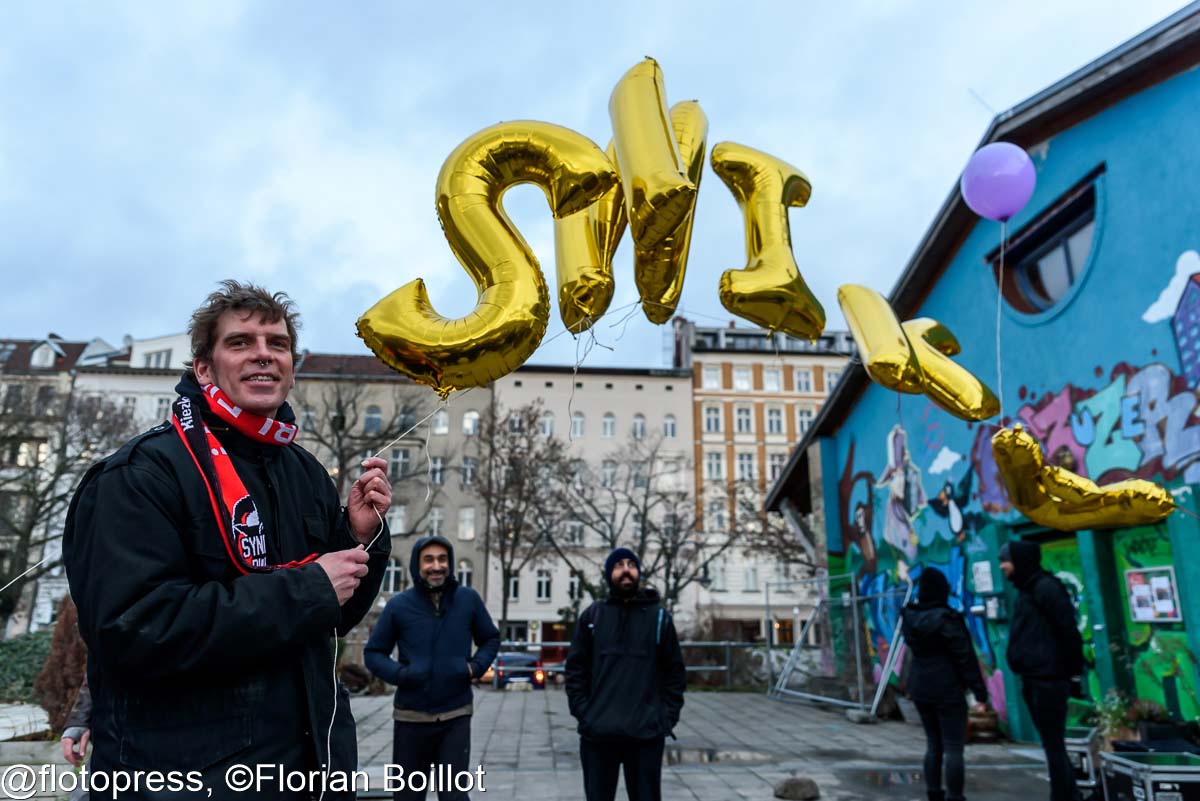 Luftdemonstration für den Erhalt des Kneipenkollektivs Meuterei: Array