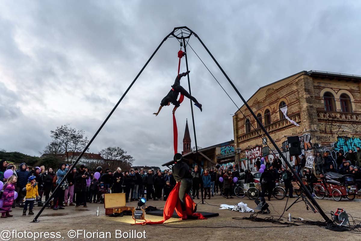 Luftdemonstration für den Erhalt des Kneipenkollektivs Meuterei: Array