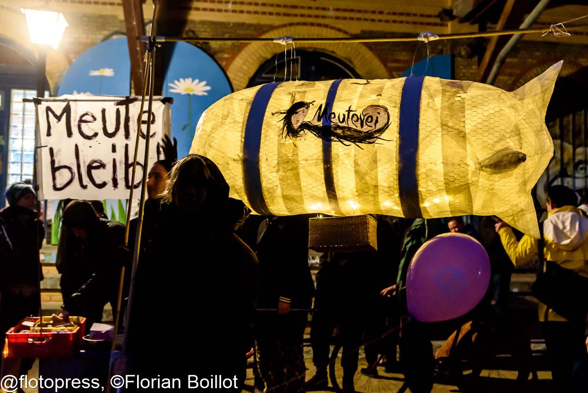 Luftdemonstration für den Erhalt des Kneipenkollektivs Meuterei: Array
