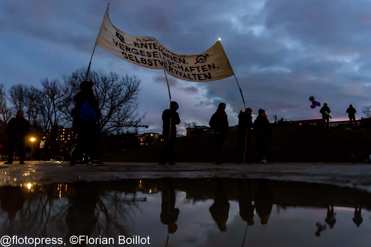 Luftdemonstration für den Erhalt des Kneipenkollektivs Meuterei: Array