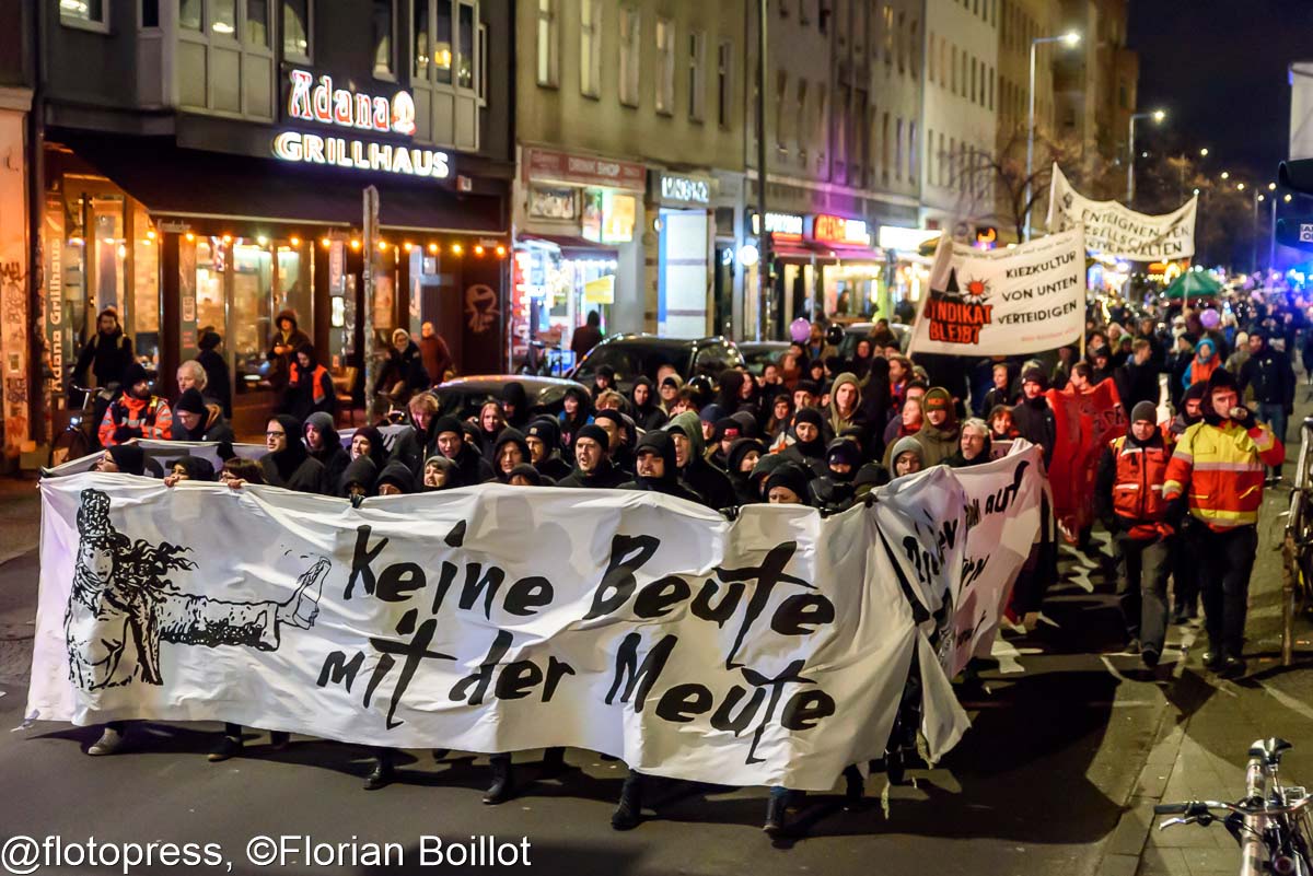 Luftdemonstration für den Erhalt des Kneipenkollektivs Meuterei: Array