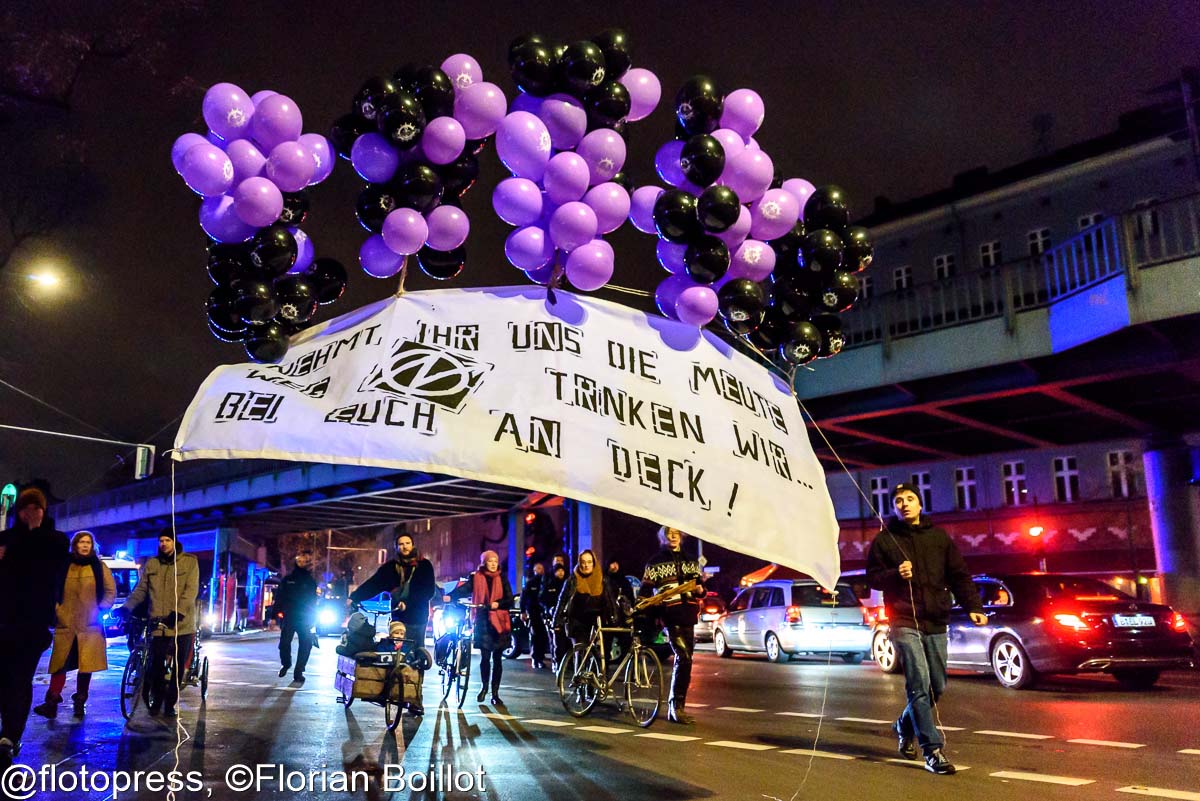 Luftdemonstration für den Erhalt des Kneipenkollektivs Meuterei: Array