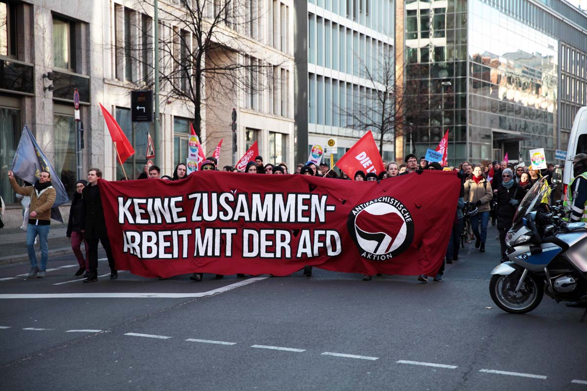 Kein Schritt nach rechts! #Nichtmituns, Berlin 08.02.2020: Array