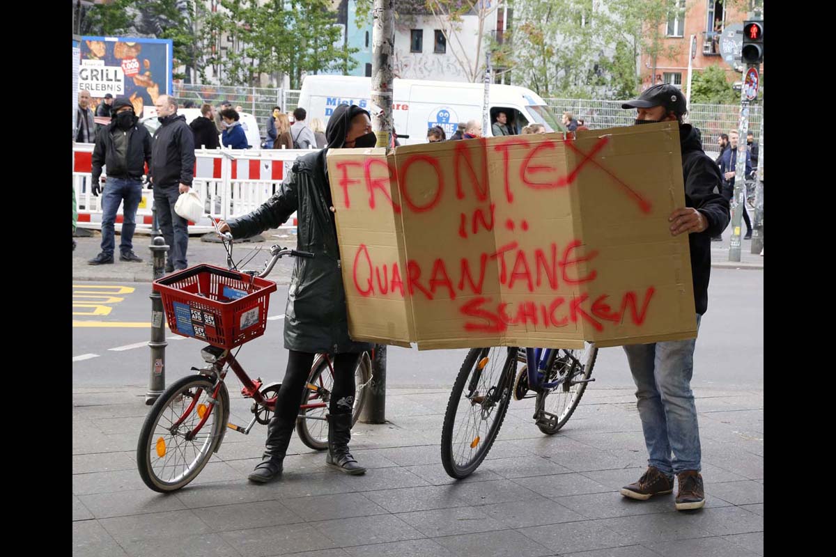 spontane Proteste in Berlin-Kreuzberg in Corona-Zeiten: Array