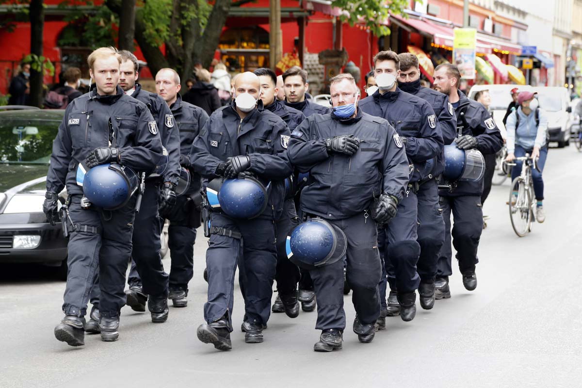 spontane Proteste in Berlin-Kreuzberg in Corona-Zeiten: Array