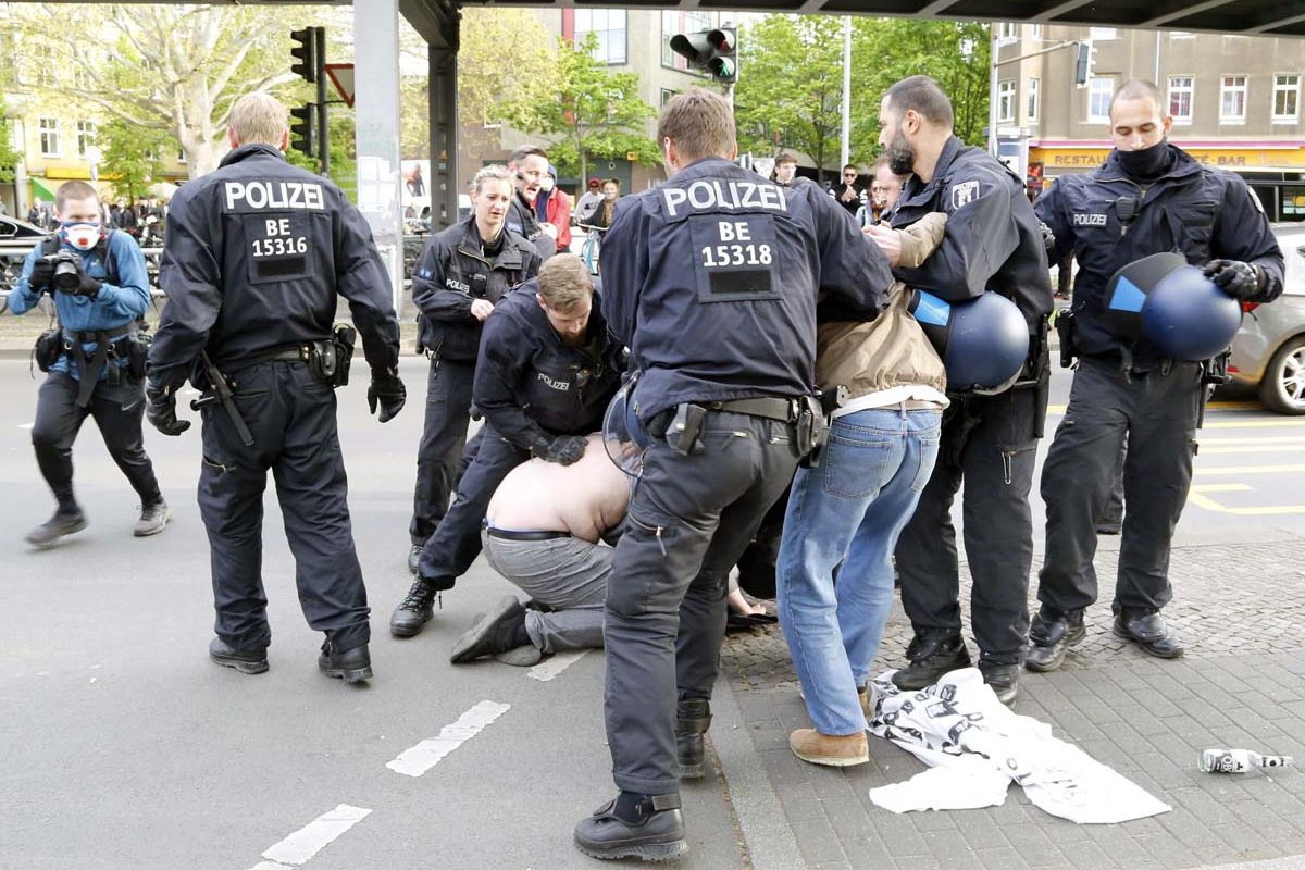 spontane Proteste in Berlin-Kreuzberg in Corona-Zeiten: Array