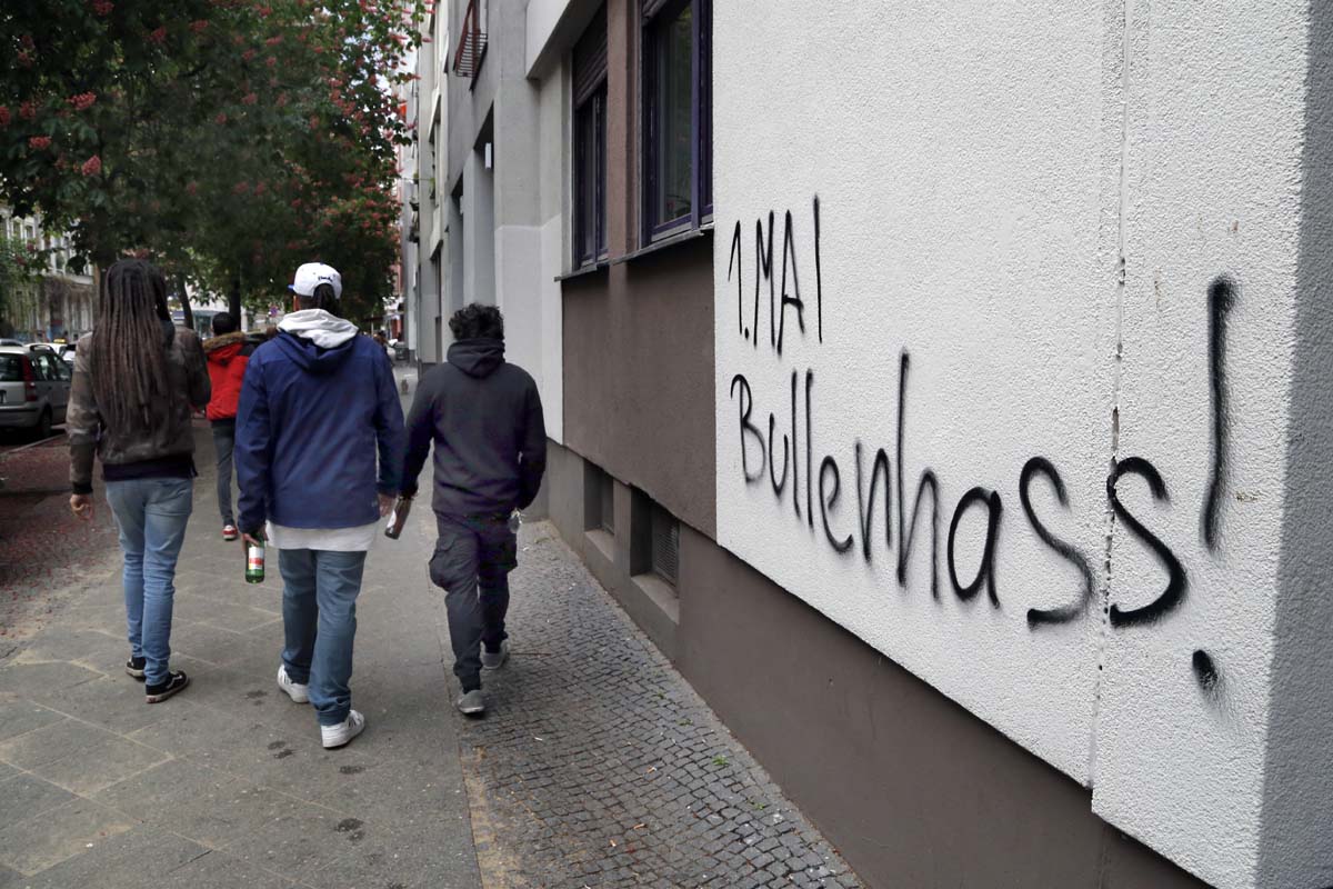 spontane Proteste in Berlin-Kreuzberg in Corona-Zeiten: Array