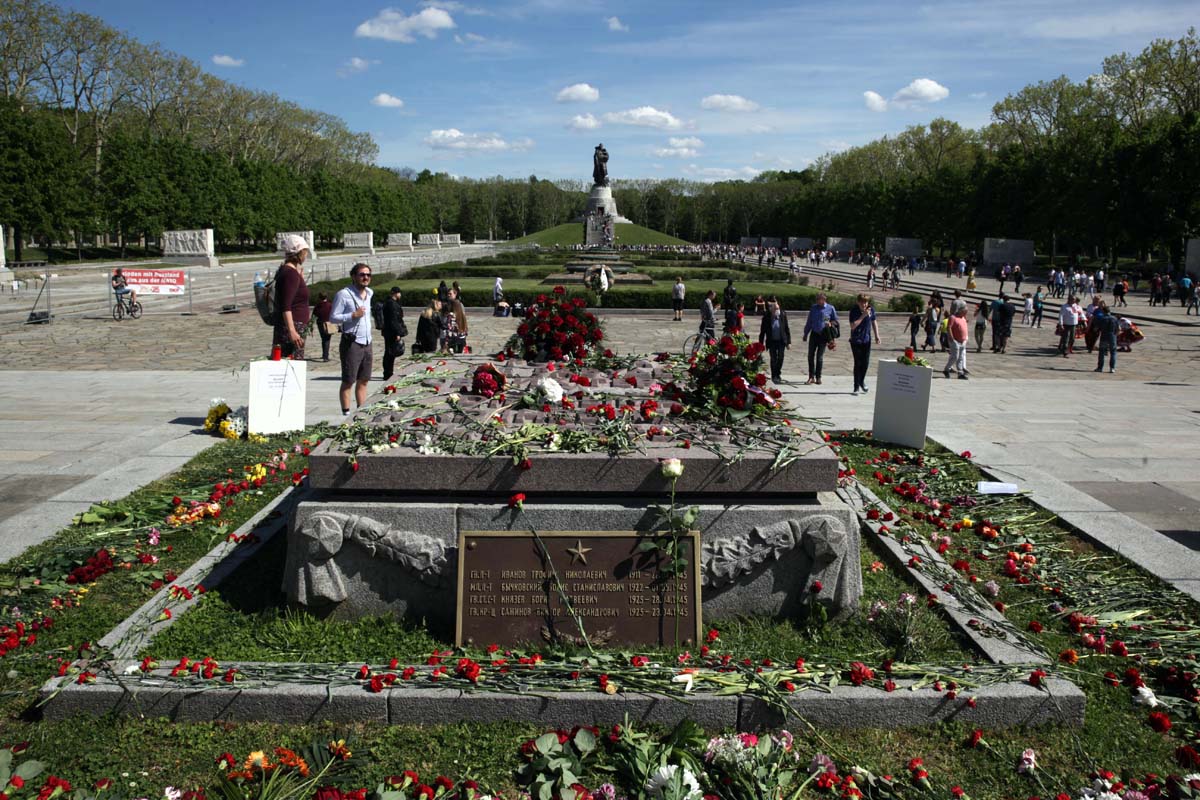 9. Mai 2020  75. Jahrestag der Befreiung vom Nationalsozialismus im Treptower Park: Array