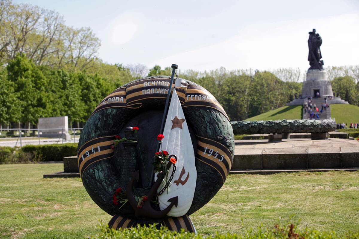 8. Mai 2020  75. Jahrestag der Befreiung vom Nationalsozialismus im Treptower Park: Array