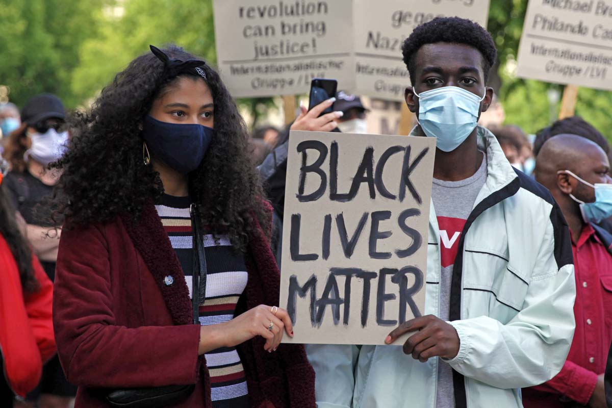 Gerechtigkeit fu¨r George Floyd! Gegen rassistische Polizeigewalt! Berlin 30.05.2020: Array
