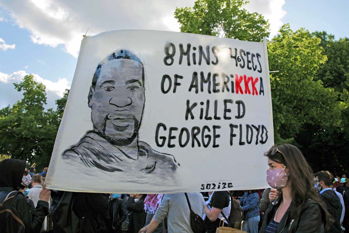 Gerechtigkeit fu¨r George Floyd! Gegen rassistische Polizeigewalt! Berlin 30.05.2020: Array