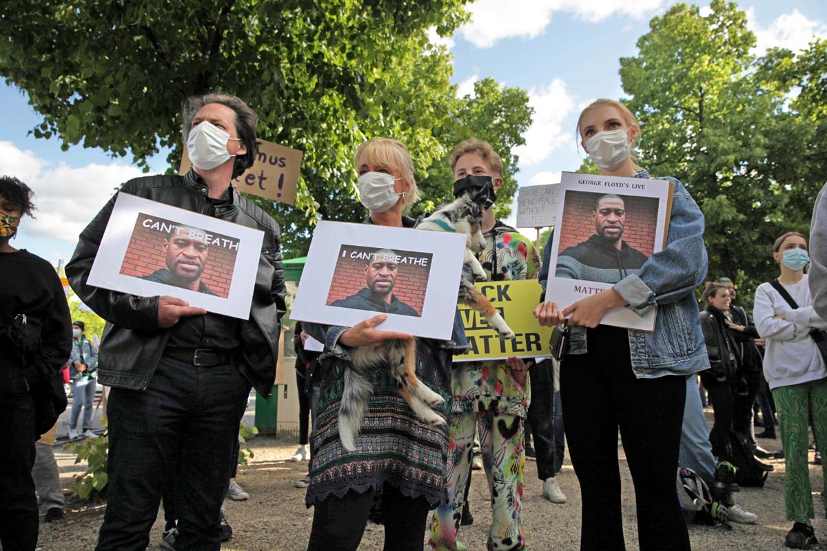 Gerechtigkeit fu¨r George Floyd! Gegen rassistische Polizeigewalt! Berlin 30.05.2020: Array