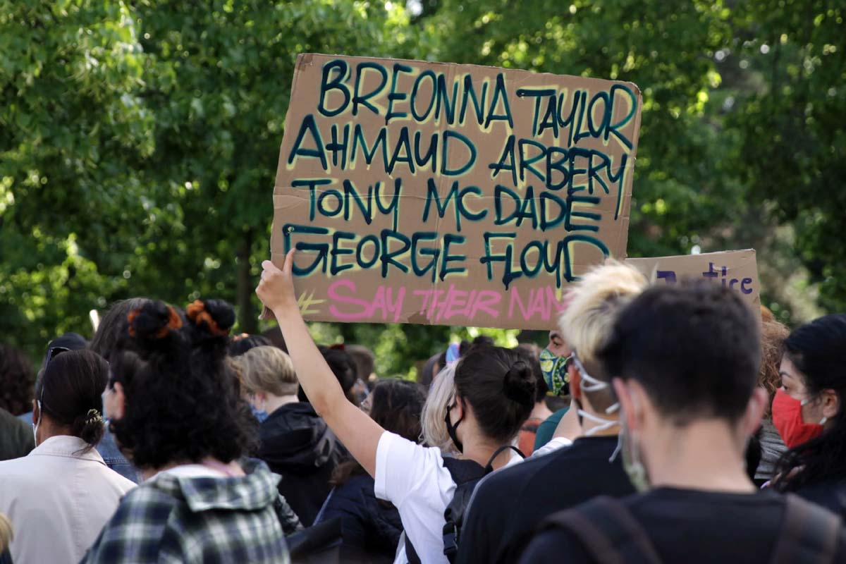 Gerechtigkeit fu¨r George Floyd! Gegen rassistische Polizeigewalt! Berlin 30.05.2020: Array