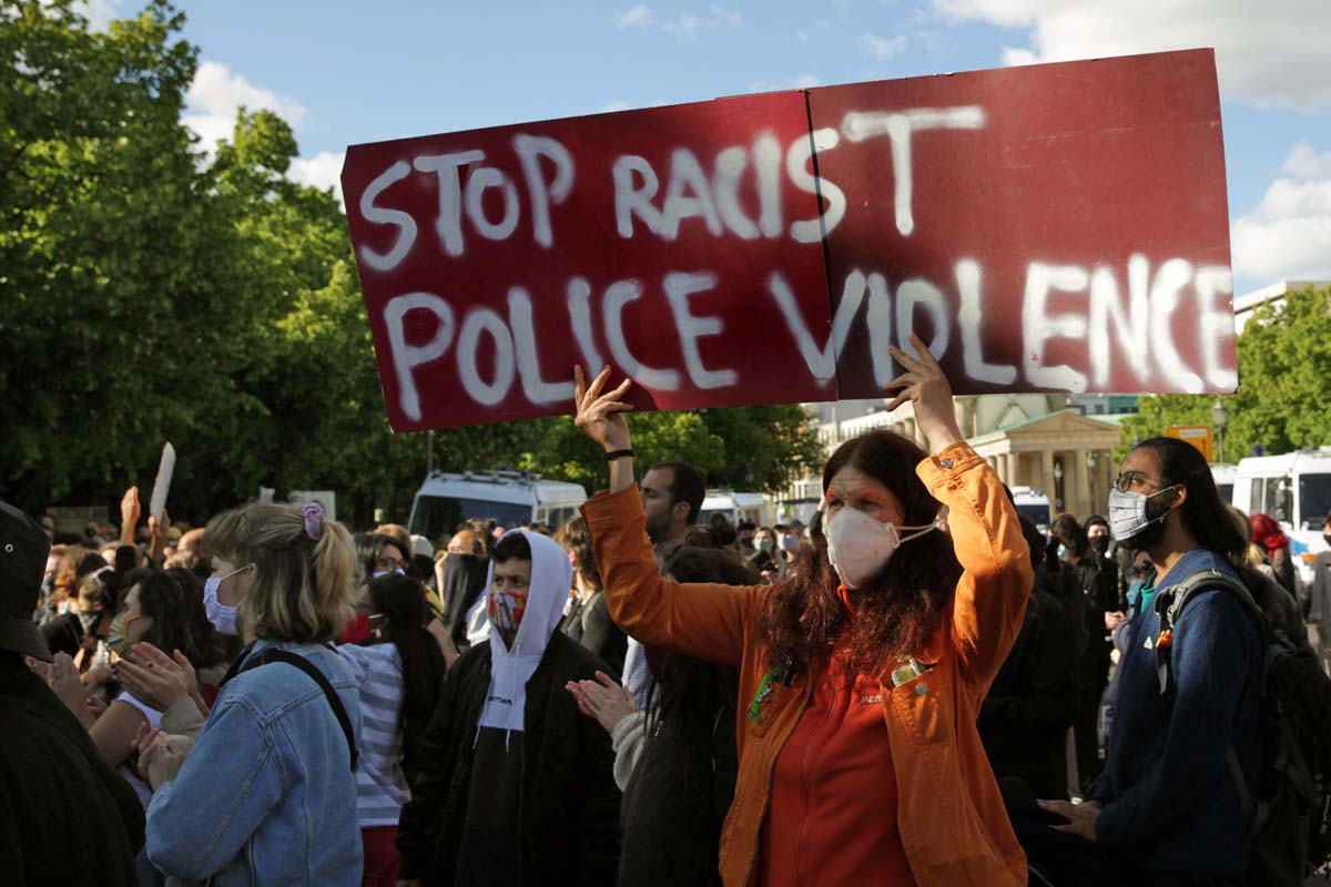 Gerechtigkeit fu¨r George Floyd! Gegen rassistische Polizeigewalt! Berlin 30.05.2020: Array