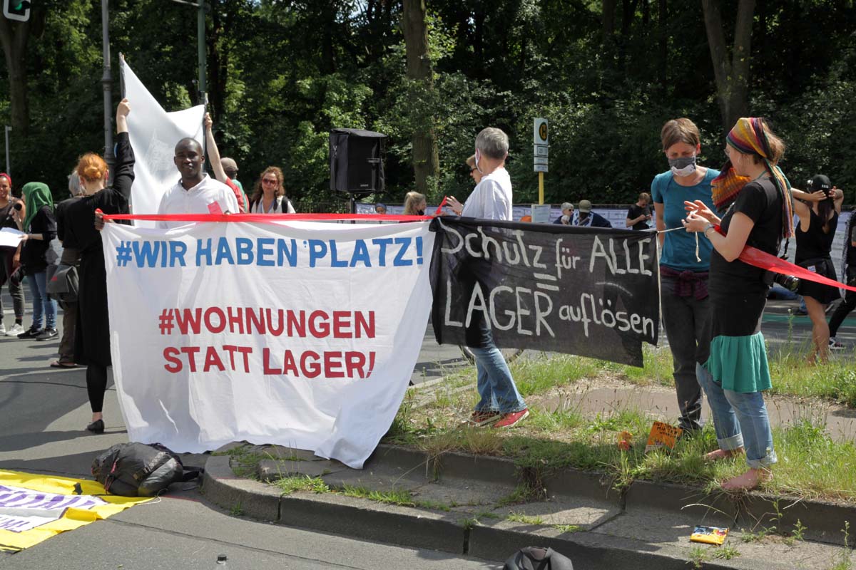 Antirassistischer Block bei Unteilbar  Band der Solidarität Berlin 14.06.2020: Array
