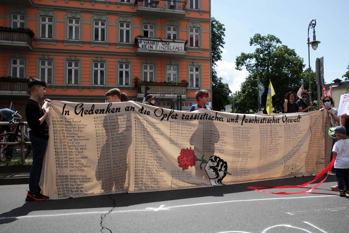 Antirassistischer Block bei Unteilbar  Band der Solidarität Berlin 14.06.2020: Array