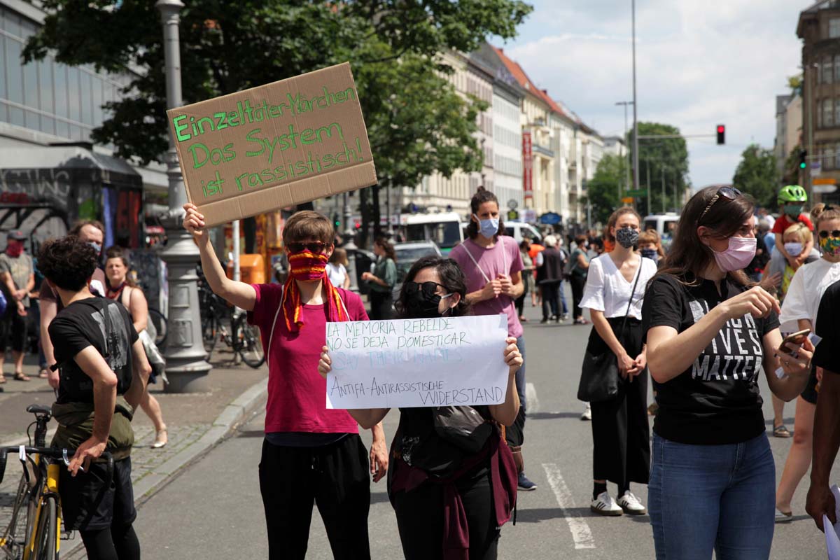 Antirassistischer Block bei Unteilbar  Band der Solidarität Berlin 14.06.2020: Array