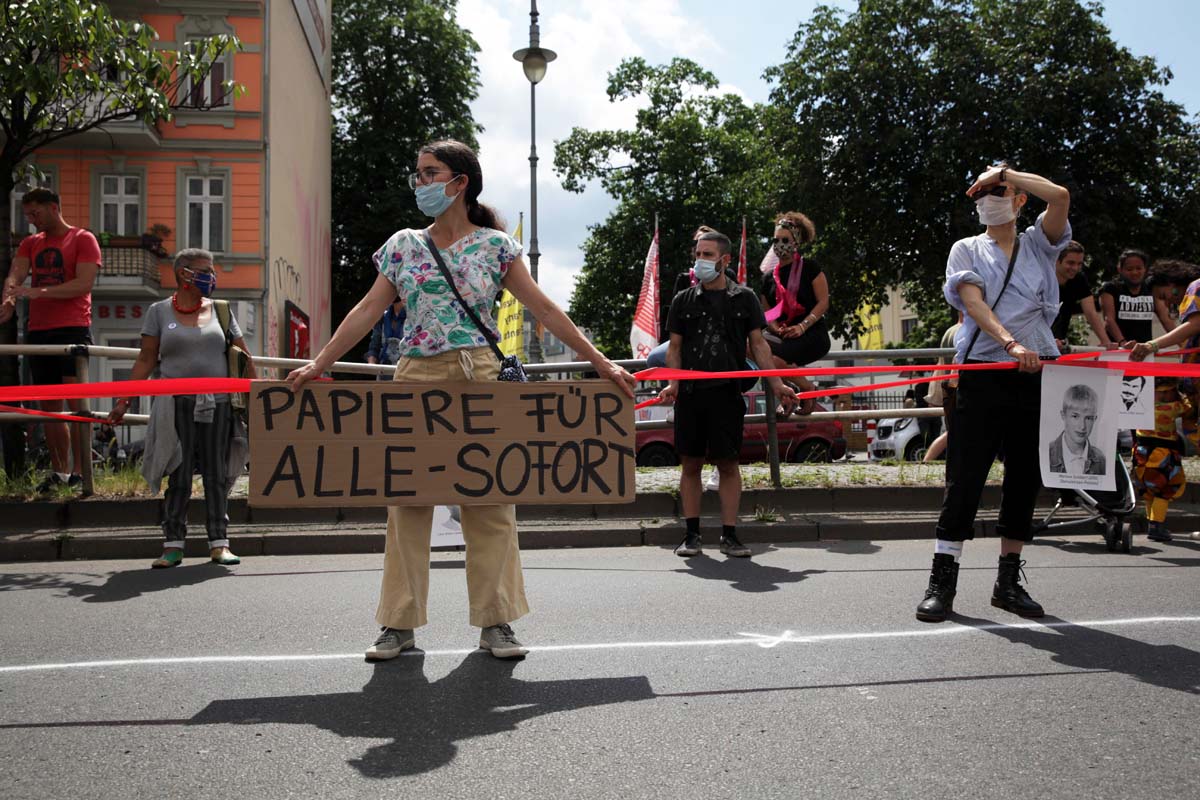Antirassistischer Block bei Unteilbar  Band der Solidarität Berlin 14.06.2020: Array