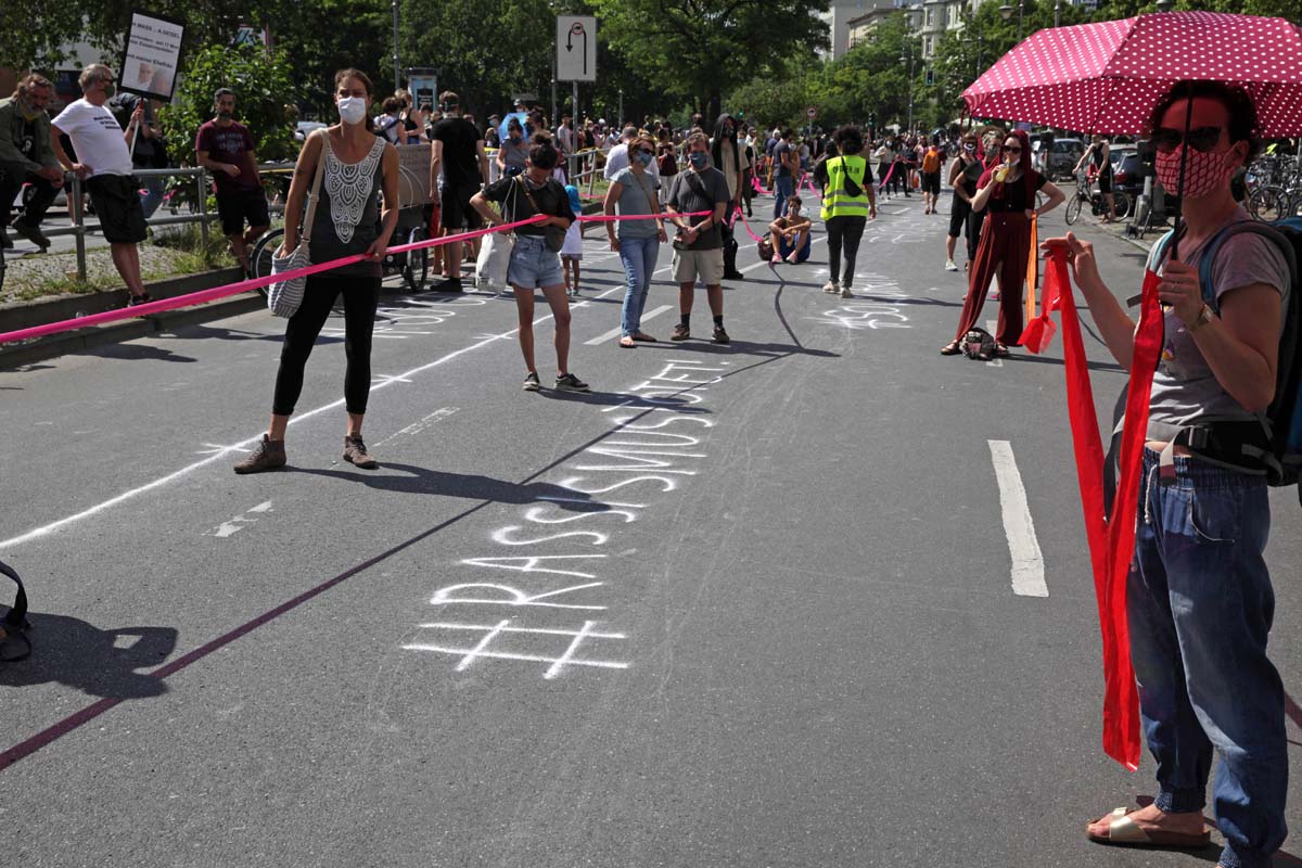 Antirassistischer Block bei Unteilbar  Band der Solidarität Berlin 14.06.2020: Array