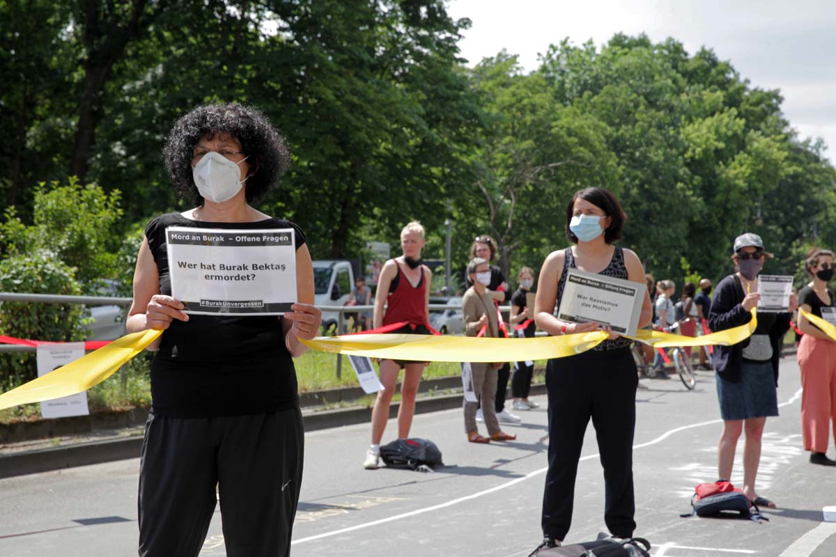 Antirassistischer Block bei Unteilbar  Band der Solidarität Berlin 14.06.2020: Array