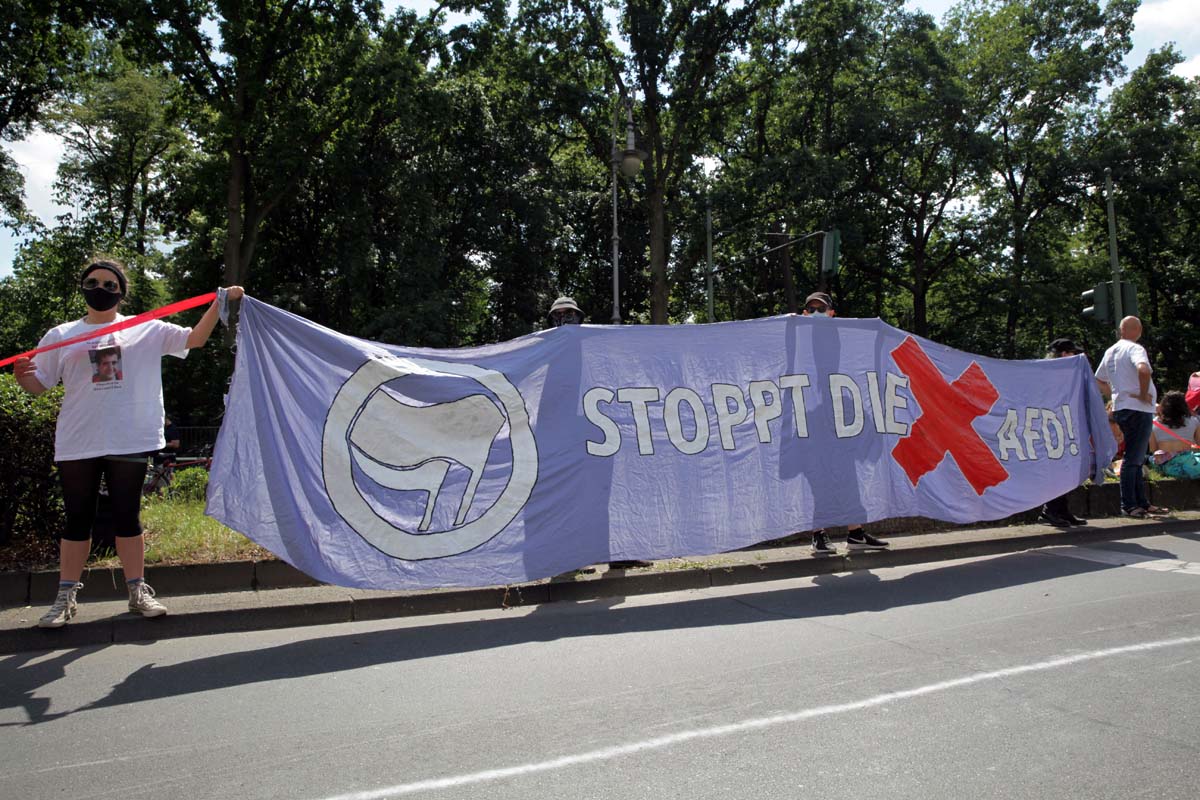 Antirassistischer Block bei Unteilbar  Band der Solidarität Berlin 14.06.2020: Array