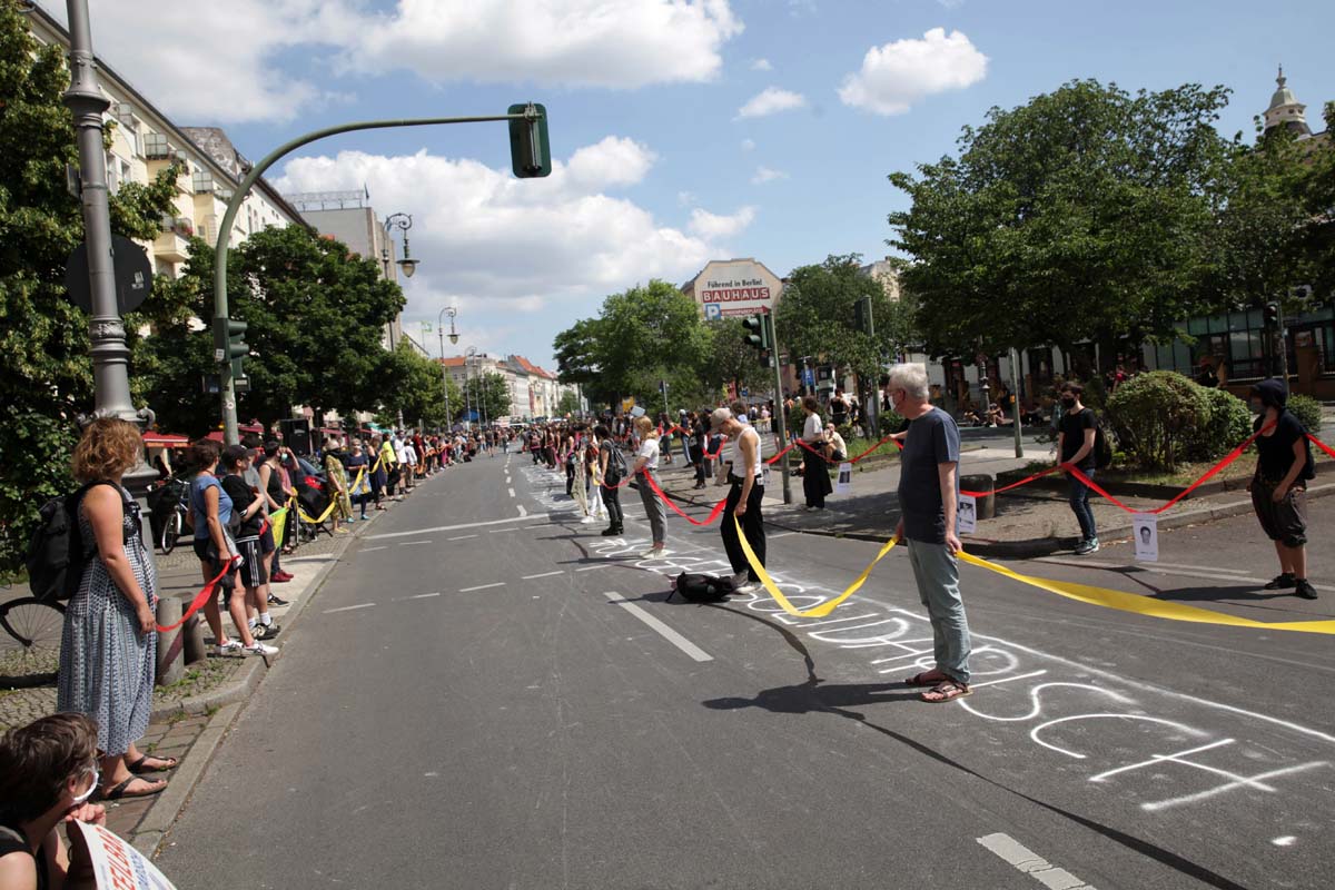 Antirassistischer Block bei Unteilbar  Band der Solidarität Berlin 14.06.2020: Array