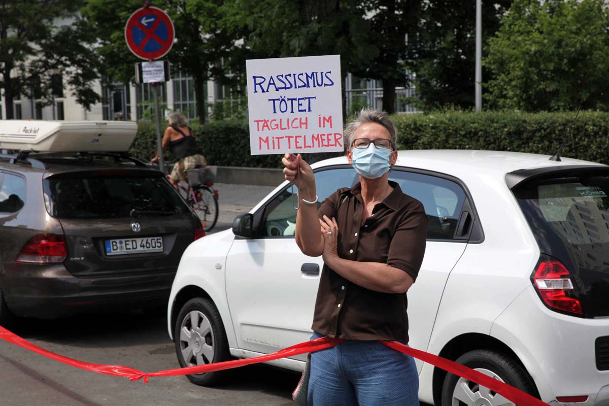 Antirassistischer Block bei Unteilbar  Band der Solidarität Berlin 14.06.2020: Array
