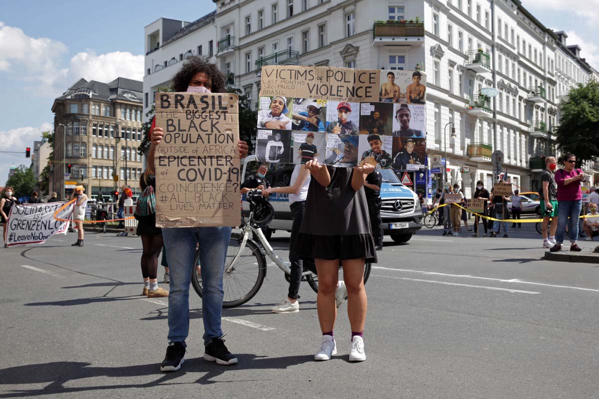 Antirassistischer Block bei Unteilbar  Band der Solidarität Berlin 14.06.2020: Array