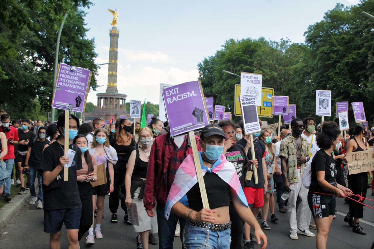 Deutschland hat ein #Rassismusproblem - Aktionswochenende gegen Polizeigewalt, Berlin Juli 2020: Array